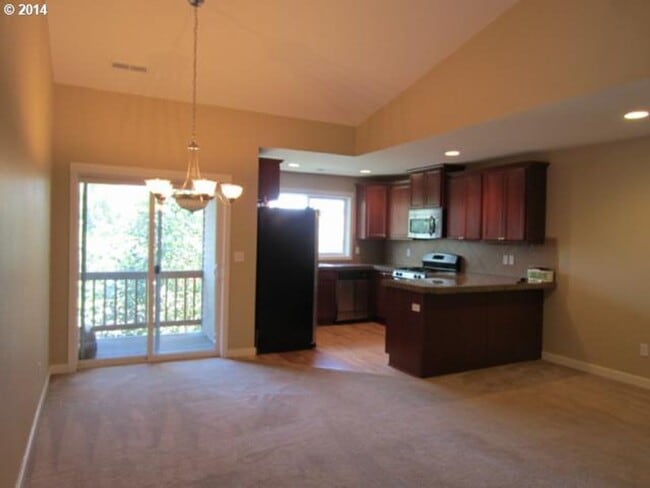 Photo - Charming 3 Bedroom 2.5 Bath Townhouse in the St. Johns Area! Garage and Washer & Dryer Provided