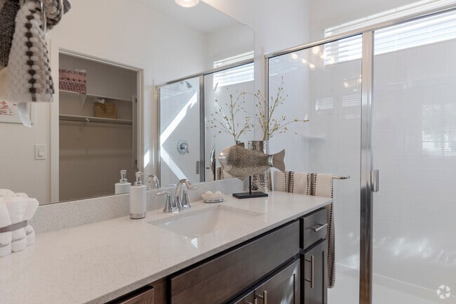 2BR, 2BA - 965SF - Primary Bathroom - Hampton East