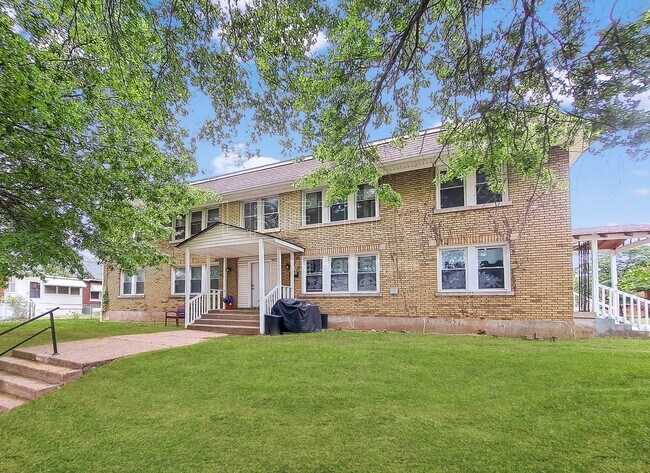 Building Photo - 701 Hazel St Unit 3