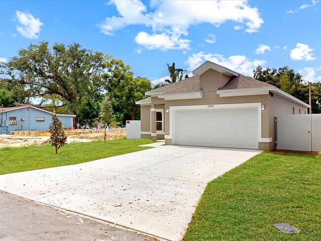 Photo - 2358 Ross St