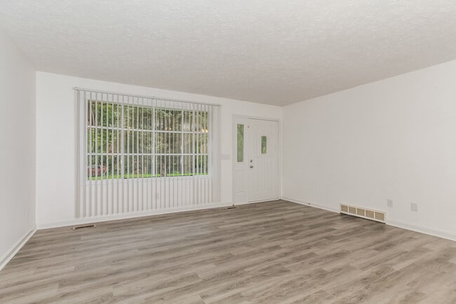 Photo - 273 Lindy Ave