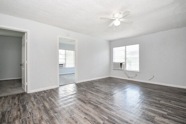 Photo - 941 Lucky St