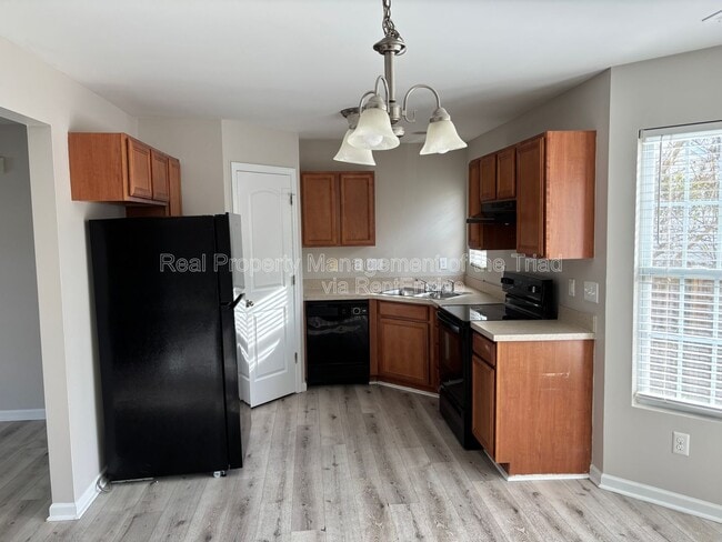 Photo - 807 Thorncroft Rd