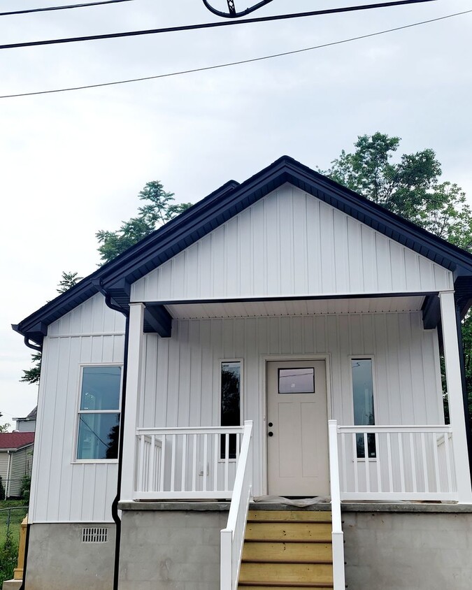 Beautiful new built three-bedroom, two-bat... - Beautiful new built three-bedroom, two-bat...