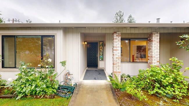 Photo - Bright and Beautiful 4 bedroom 2.5 Bath with large enclosed back yard and close proximity to Mari...