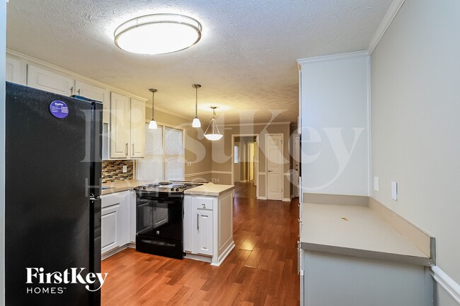 Photo - 600 Inglenook Dr SW
