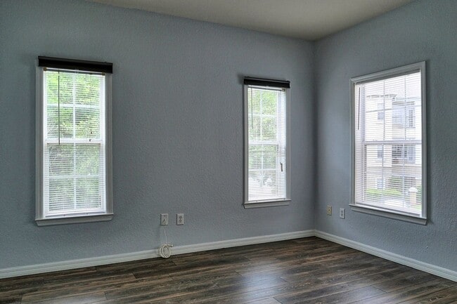 Photo - Second floor, 2/2 updated unit, available now!