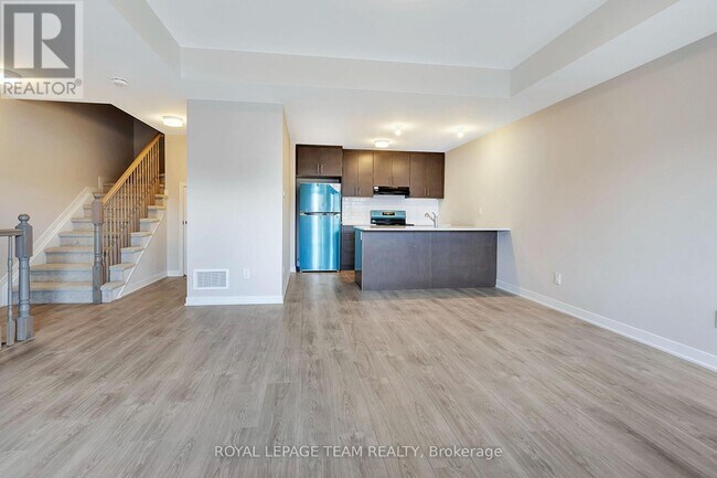 Photo - 904 Parnian Private