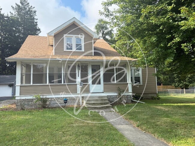 Building Photo - Charming 4 bedroom 2 bathroom close to the University of Toledo.