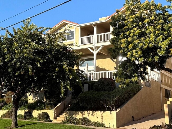 Building Photo - Furnished Multi-Level Townhome in South Redondo Beach – Available for 6–12 Months
