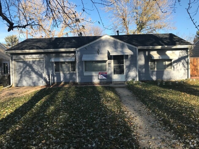 Building Photo - 2BR/1BA in University Hills with Huge Yard... Rental