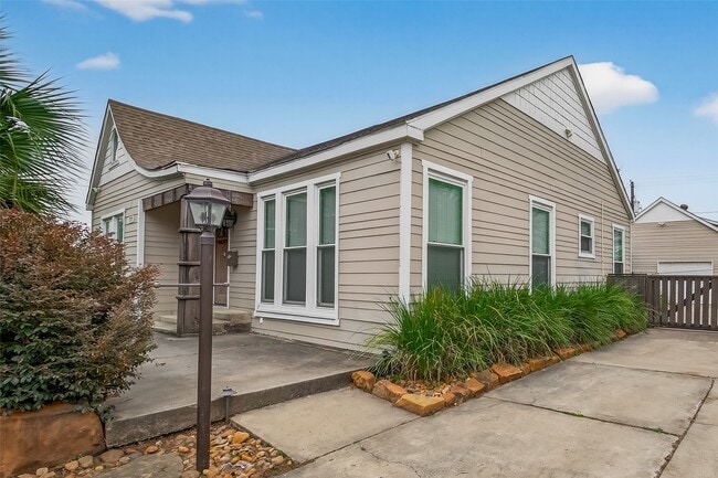 Photo - 717 W 30th St