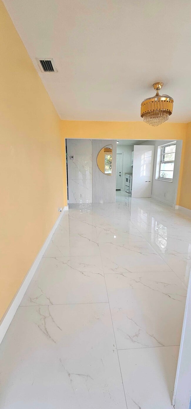Building Photo - 709 13th St Rental