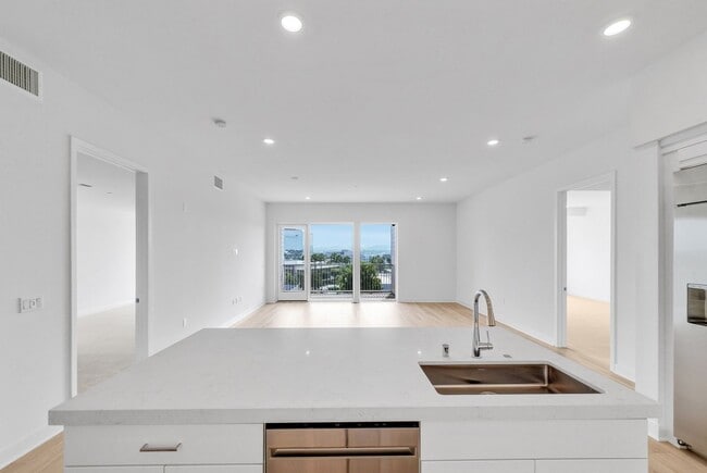 Building Photo - 4507 Rivington Unit 1