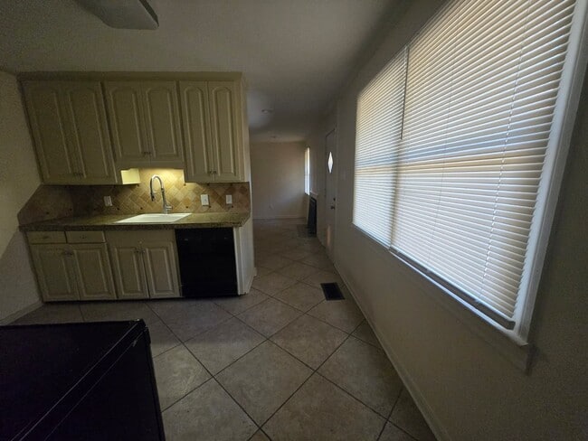 Photo - 3985 Roxbury Rd