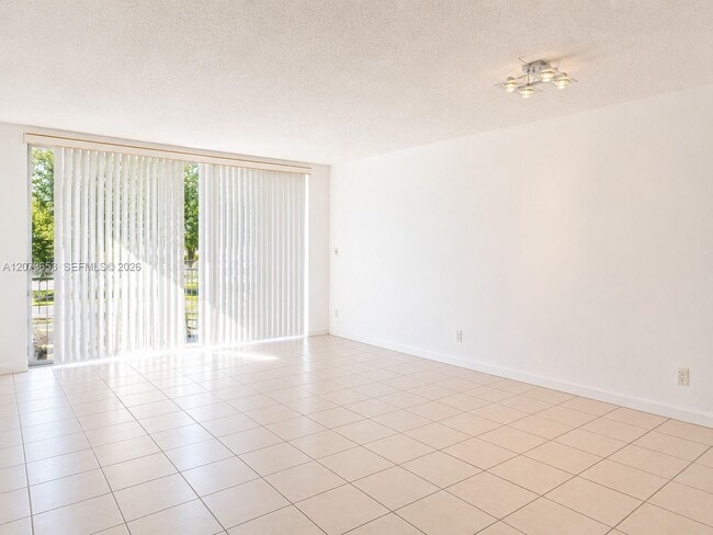 Photo - 9230 Lagoon Pl Unidad 411