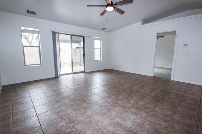 Photo - 4849 N Judy Ct Unidad #2