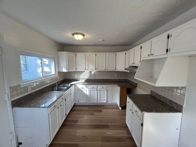 Building Photo - FULLY UPDATED Eastpointe 3 Bed/1 Bath Ranc...