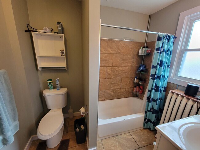 Photo - AVAILABLE JUNE -  4 Bed 1 Bath Townhome