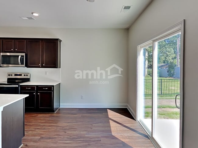 Photo - 550 Rivermist Dr