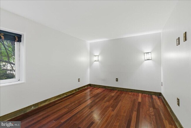 Photo - 1425 Northgate Square Unit 1A