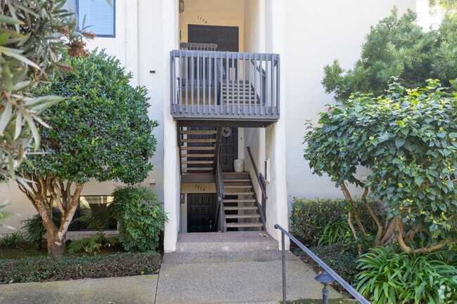 Entrada - The Polo Condos