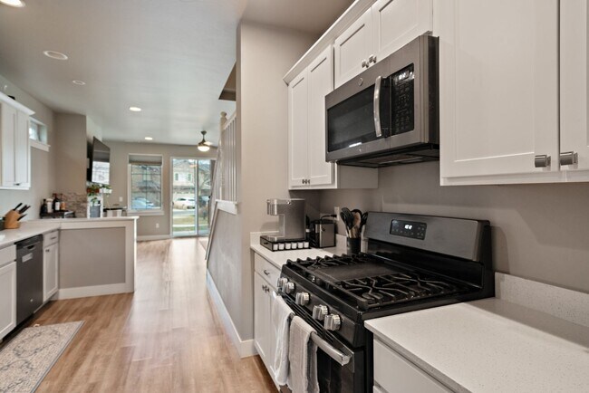Photo - Modern 4-bedroom 3-bathroom Home