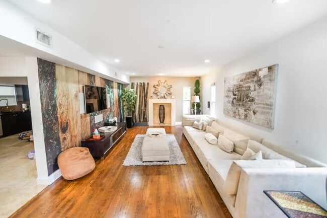 Photo - 200 NE 16th Ave Unidad ID1369656P