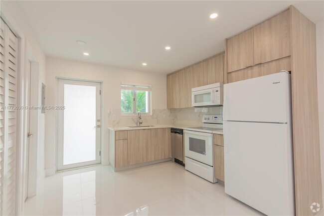 Building Photo - 3755 NE 167th St Unit 6 Rental