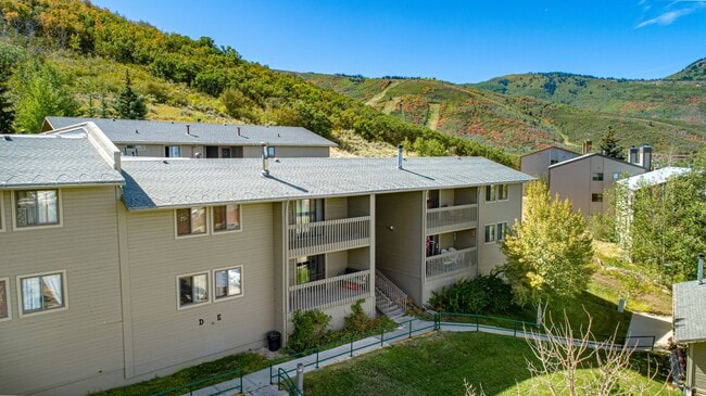 Building Photo - Bright and light Prospector Condo