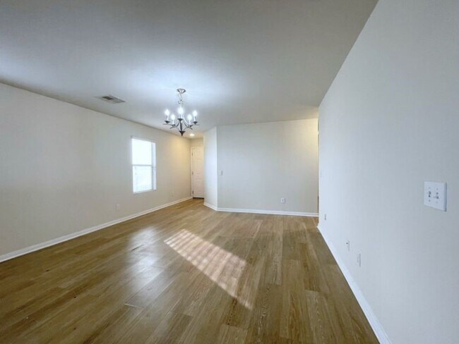 Photo - 1715 Ramsay Way