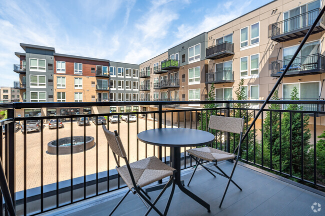 1BR, 1BA - 814SF - Balcony