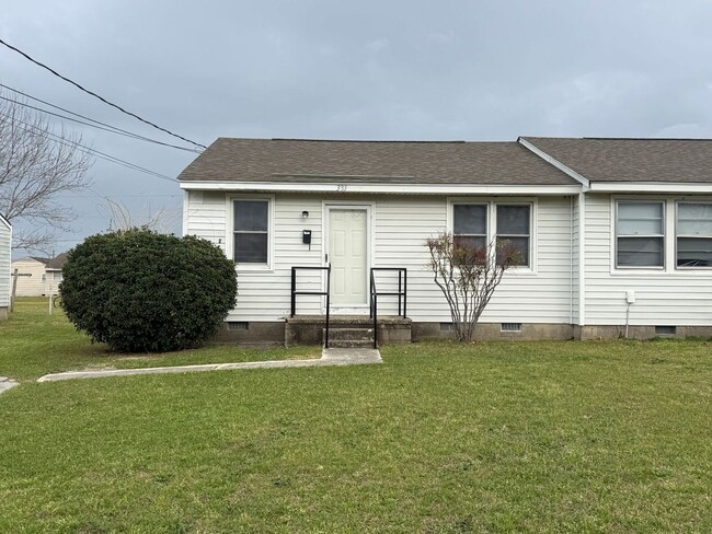 Building Photo - 1 bedroom, 1 bath Duplex