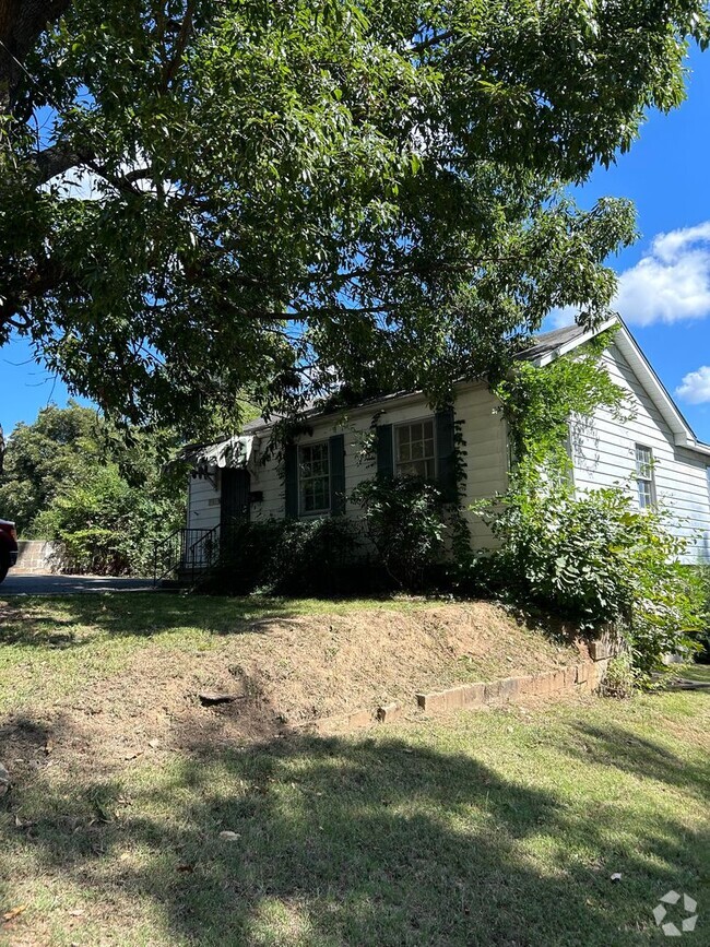 Building Photo - 4 Bedroom and 1.5 Bathroom Rental