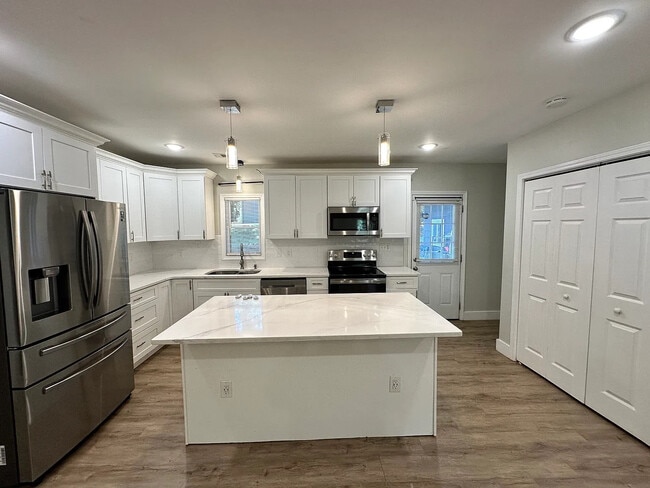 Building Photo - Room in House on Ridgeland Dr