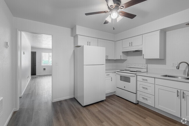 2BR, 1BA - 832SF - Kitchen - Willow Terrace