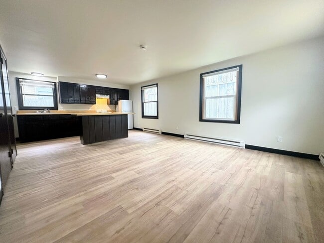 Building Photo - 842 7th St