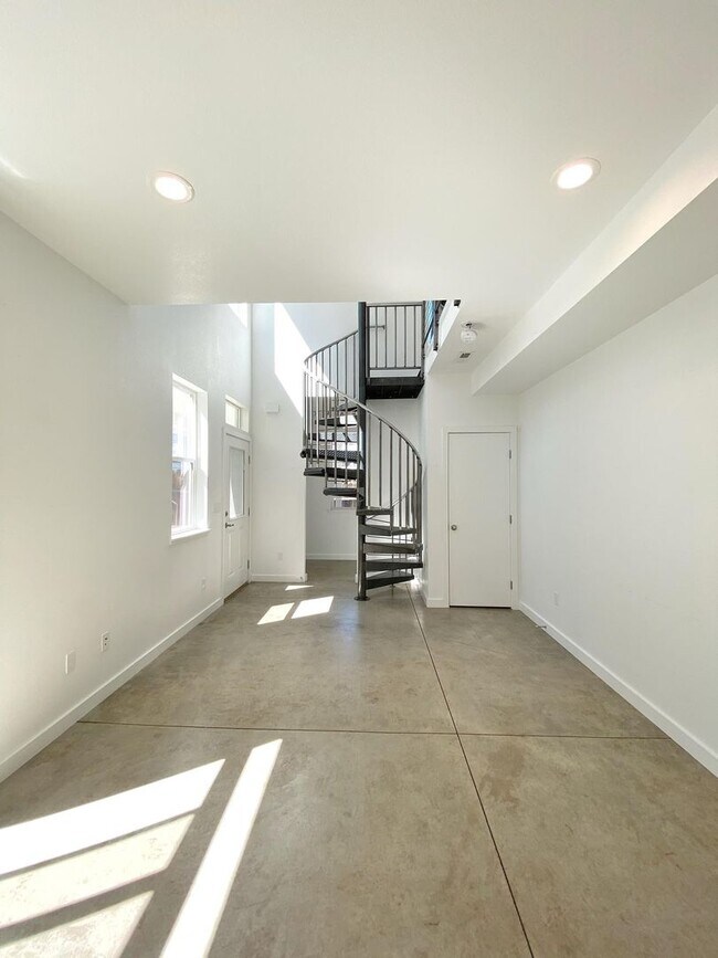 Building Photo - 446/448 Roberts Unit 448 Roberts