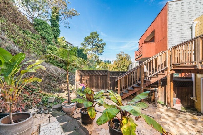 Photo - 724 De Haro St
