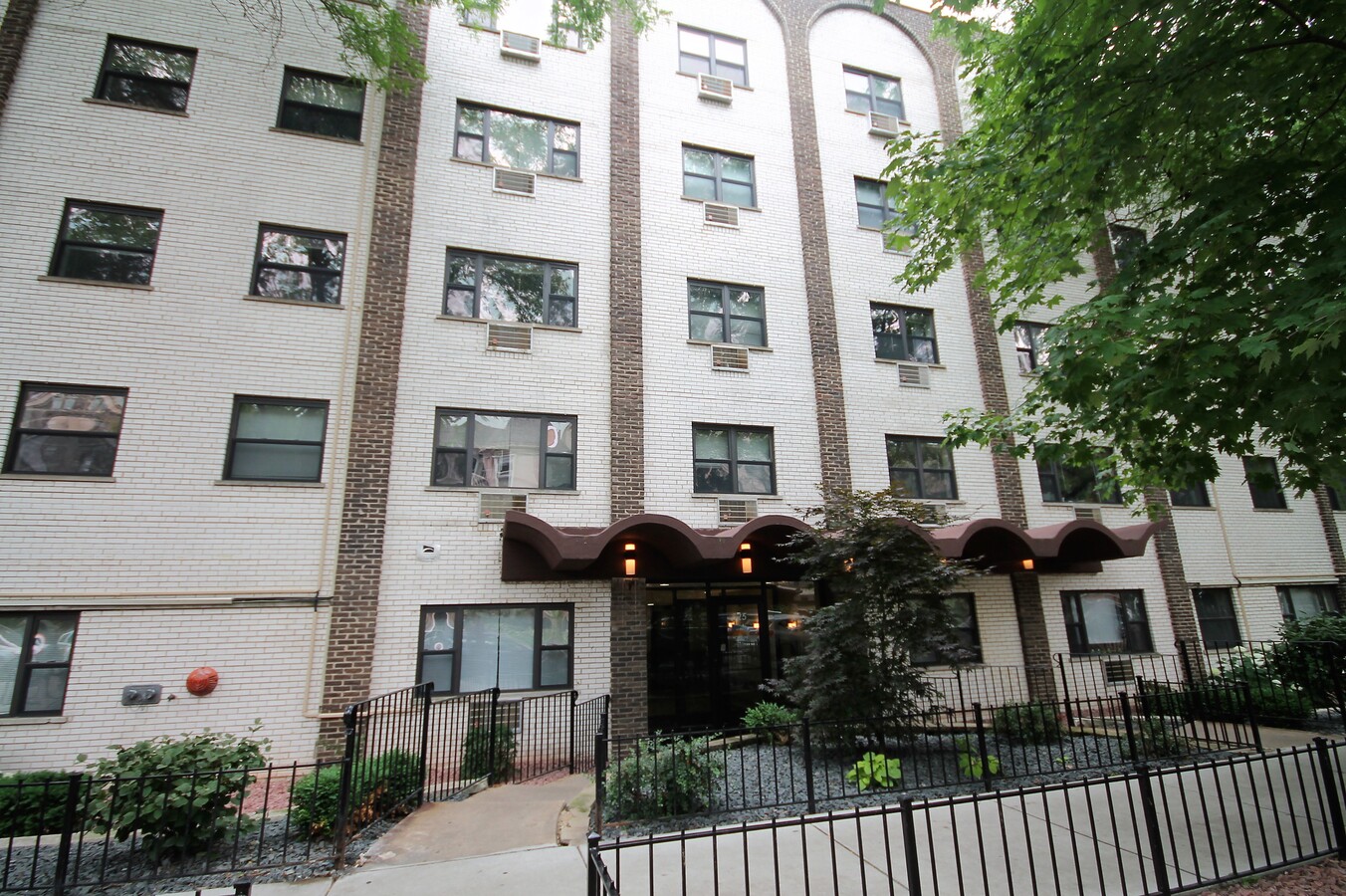 Photo - 524 W Oakdale Ave Apartments Unit #525-507