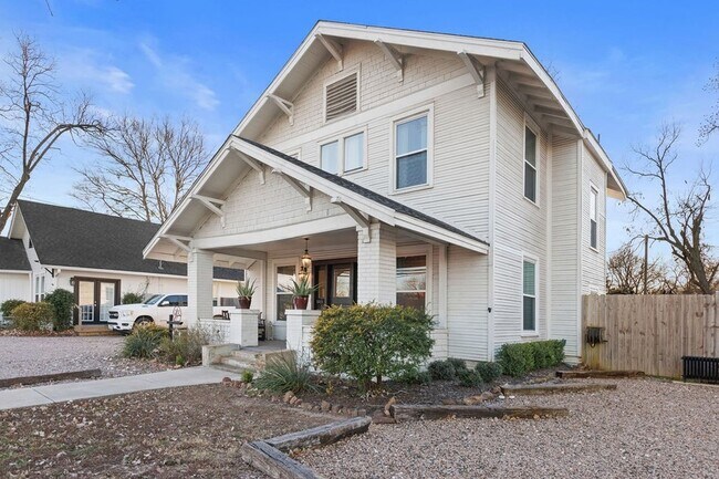 Photo - 915 N Center St