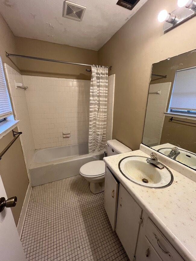 Photo - 211 Henderson St