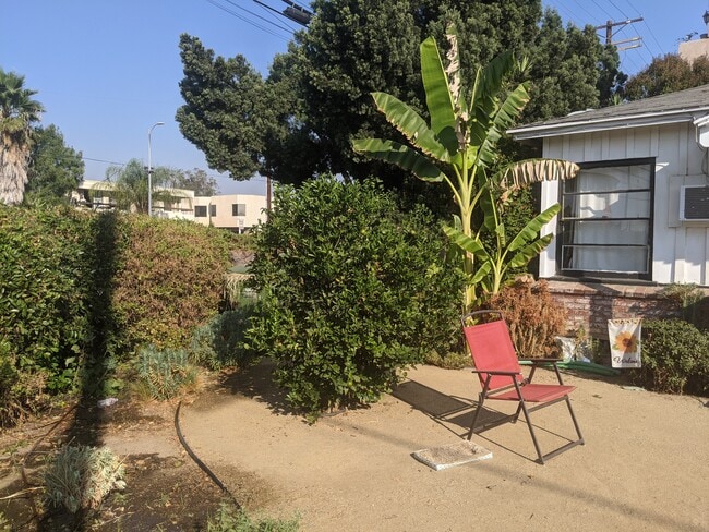 Photo - 6906 Woodley Ave Unidad a