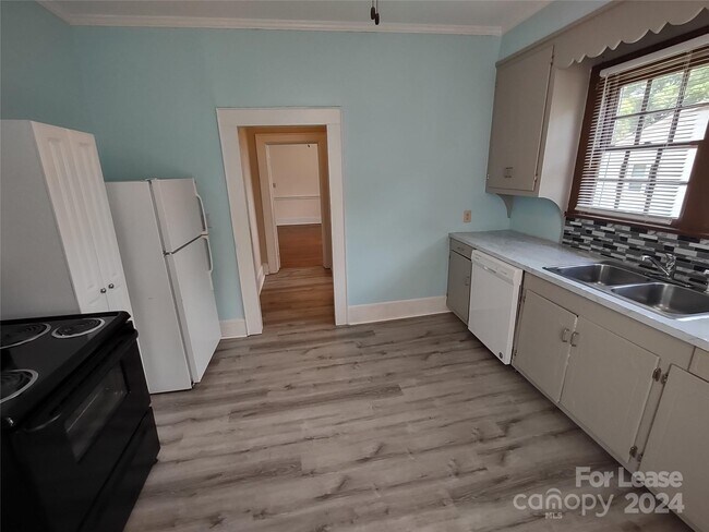 Photo - 476 Spring St SW