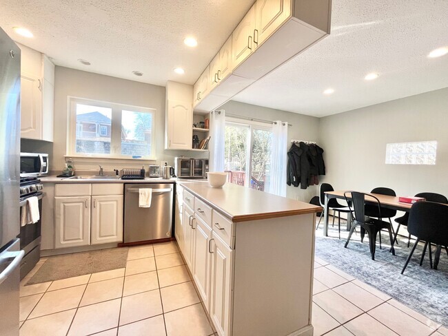 Building Photo - 148 Thorndike St Rental