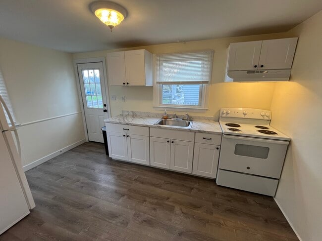 Kitchen - 107 Douglas Ave Unit A