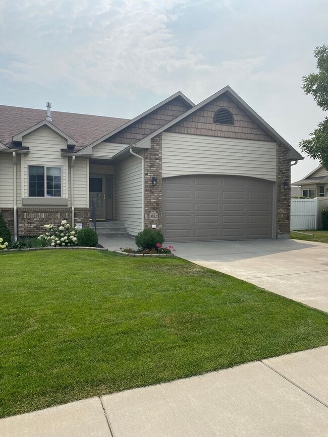 Building Photo - Beautiful 3 bed 2 bath condo on the west end!