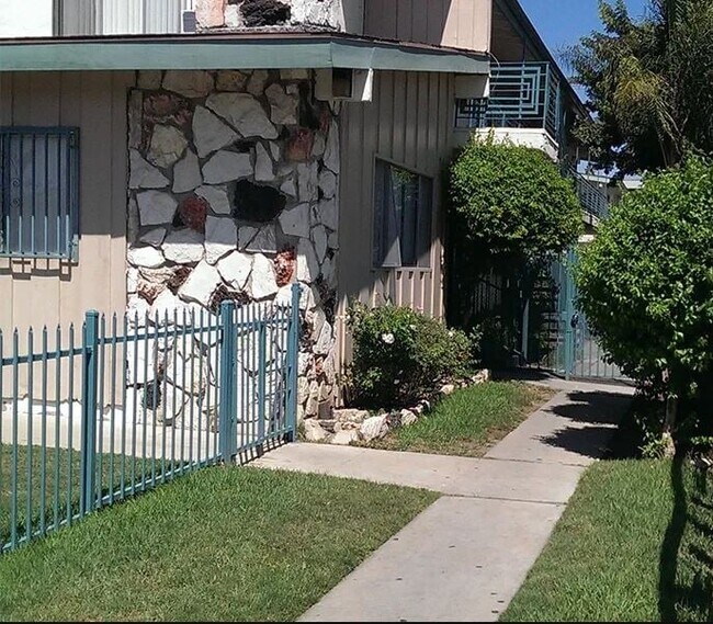 Photo - 633 E. 99th St.