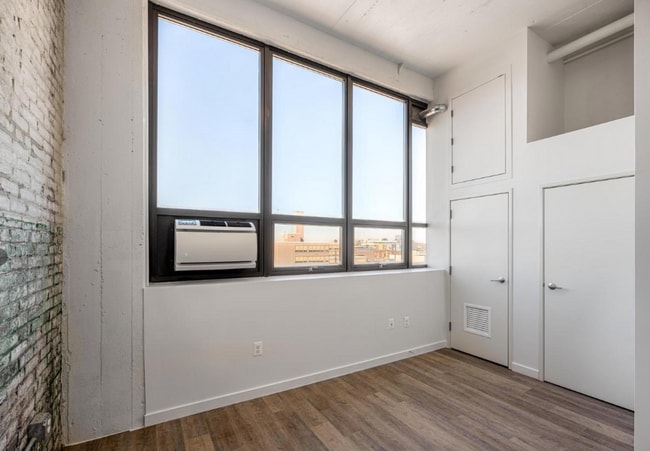 Photo - Brush Factory Lofts (LO) Unidad 1 Bed