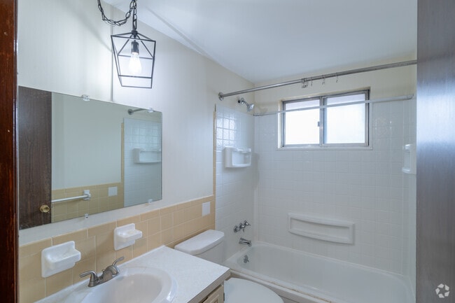 2BR, 1BA - 850SF - Primary Bathroom